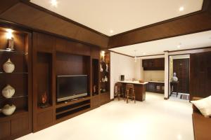 TV a/nebo společenská místnost v ubytování Rayaburi Hotel, Patong