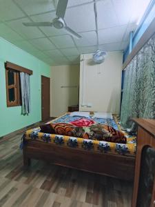 1 dormitorio con 1 cama en una habitación en Jungle view homestay, en Mādāri Hāt