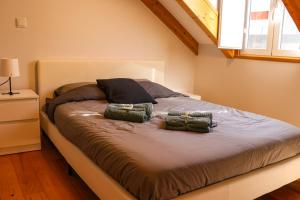 1 dormitorio con 2 almohadas en Golden Place - Cacilhas, en Almada