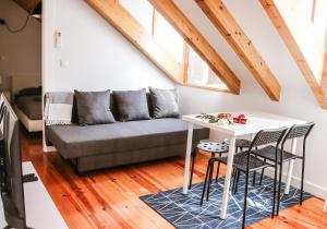 uma sala de estar com um sofá e uma mesa em Golden Place - Cacilhas em Almada