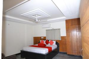 ハイデラバードにあるHotel New Maruthi Inn, LB Nagarのベッドルーム1室(赤い枕のベッド1台付)