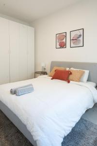 une chambre blanche avec un grand lit blanc dans l'établissement Eliezer Ben Yehuda Residence WITH SHELTER, à Tel Aviv