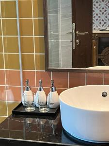 La salle de bains est pourvue d'un lavabo et de 2 bouteilles de savon. dans l'établissement Apec Mandala Mui Ne Phan Thiet R2223, à Ấp Thiẹn Ái