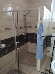 um chuveiro com uma porta de vidro na casa de banho em Rodinný dom u Veroniky em Snina