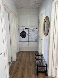 a laundry room with a washer and dryer at 3 værelses lejlighed i Give in Give