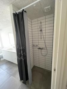 a bathroom with a shower and a sink at 3 værelses lejlighed i Give in Give