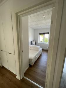 - une chambre avec un lit et une fenêtre dans l'établissement 3 værelses lejlighed i Give, à Give