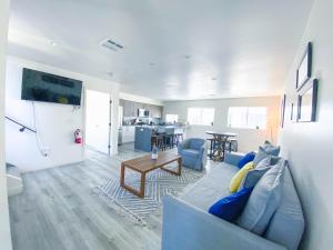 洛杉磯的住宿－Stylish 3 BR/3BR family house，客厅配有蓝色的沙发和桌子