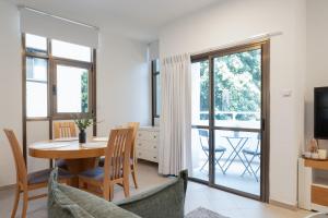 un salon avec une table à manger et un balcon dans l'établissement Eliezer Ben Yehuda Residence WITH SHELTER, à Tel Aviv