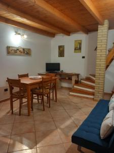 - un salon avec une table et des chaises en bois dans l'établissement COSTA DEL SINIS, à Cabras