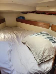 un letto nell'angolo di una camera di Voilier à quai a La Londe-les-Maures