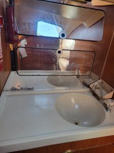 bagno con lavandino e specchio di Voilier à quai a La Londe-les-Maures