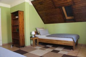 um quarto com uma cama num quarto com paredes verdes em Ferienunterkünfte Familie Berger em Dessau