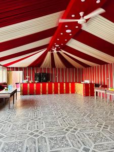 Cette grande chambre dispose d'un plafond et d'un ventilateur de plafond. dans l'établissement Syndebad desert camp, à Wadi Rum