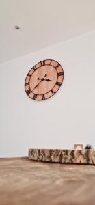 une horloge accrochée à un mur dans une pièce dans l'établissement Le Claudius, à Annecy