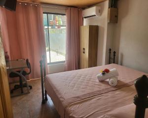 ein Schlafzimmer mit einem Bett mit einer Blume darauf in der Unterkunft MILA Apartments #1 in Barco Quebrado