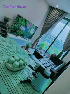 eine Nähmaschine auf einem Tisch in einem Zimmer in der Unterkunft Khu nghĩ dưỡng Emeral Golf View in Thuan An