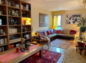 uma sala de estar com um sofá e uma mesa em Duplex Paris & Parc des Princes em Boulogne-Billancourt