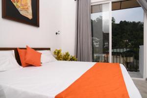Postel nebo postele na pokoji v ubytování Everdew Kandy Rooms