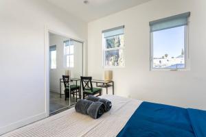 ロサンゼルスにあるCheerful 4BR home with parking in East Hollywoodのベッドルーム1室(ベッド1台、テーブル、椅子付)