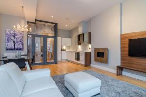 Μια τηλεόραση ή/και κέντρο ψυχαγωγίας στο Fitzrovia Mansion Apartments in Belfast's Cathedral Quarter