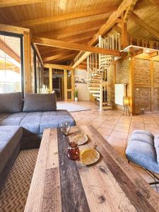 sala de estar con sofá y mesa de madera en Ferienhaus Am Hang, Carport, alles Barrierefrei, en Blankenburg