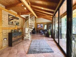 a large living room with a wooden ceiling at Ferienhaus Am Hang, Sky-Entertainment, DAZN, Carport, alles Barrierefrei in Blankenburg