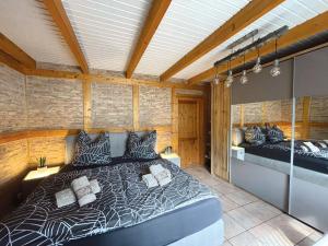 a bedroom with two beds in a room at Ferienhaus Am Hang, Sky-Entertainment, DAZN, Carport, alles Barrierefrei in Blankenburg