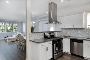 Una cocina o cocineta en Stylish 4 BR house near Korea Town (Central LA)