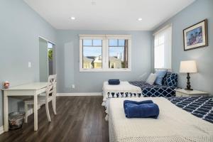 Una cama o camas en una habitación de Stylish 4 BR house near Korea Town (Central LA)