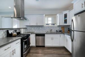 Una cocina o cocineta en Stylish 4 BR house near Korea Town (Central LA) 11 fotos más