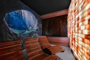 a wooden bench in a room with a painting at TATRA NEST - Apartamenty z Jacuzzi i SPA in Biały Dunajec