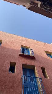 un edificio rosso con balcone sopra di BLUE RIAD a Safi