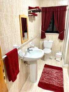 La salle de bains est pourvue d'un lavabo, de toilettes et d'un miroir. dans l'établissement Regent Court - 3 bedroom apartment within walking distance from Bugibba seafront, à San Pawl il-Baħar