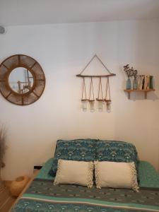 Łóżko lub łóżka w pokoju w obiekcie Le carpe diem, appt à 10 min de Nîmes