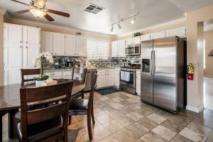 Vegas Getaway, Pool, Basket Ball, Games, Cook
