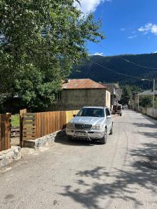 ein silbernes Auto, das am Straßenrand geparkt ist in der Unterkunft Cottage Mida in Mestia