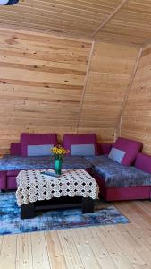 Ein Sitzbereich in der Unterkunft Cottage Mida