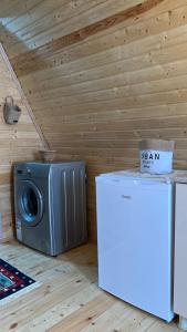 eine Waschmaschine und ein Kühlschrank im Zimmer in der Unterkunft Cottage Mida in Mestia