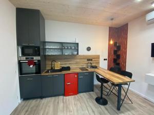 cocina con mesa de madera y encimera de madera en Tiny House, en Pardubice