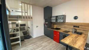 uma cozinha com um balcão de madeira num quarto em Tiny House em Pardubice