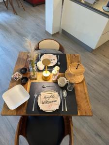 a wooden table with a happy anniversary sign on it at B&B Alferweiher in Echternach