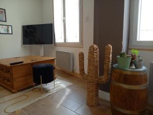 Telewizja i/lub zestaw kina domowego w obiekcie Le carpe diem, appt à 10 min de Nîmes