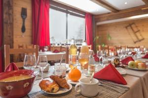 einen Tisch mit Speisen und Getränken und Gläsern darauf in der Unterkunft Résidence Le Machu Pichu in Val Thorens