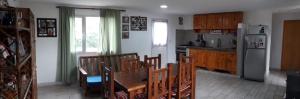 馬德普拉塔的住宿－casa ana y teo，厨房配有桌椅和冰箱。