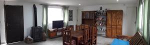 馬德普拉塔的住宿－casa ana y teo，客厅配有木制家具和电视