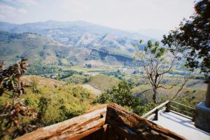 Nespecifikovaný výhled na hory nebo výhled na hory při pohledu z prázdninového domu