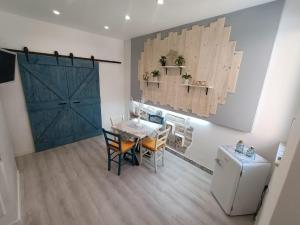 une salle à manger avec une table et une porte bleue dans l'établissement Summer House, à Isola delle Femmine