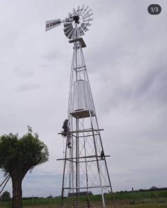 una persona parada en la parte superior de un molino de viento en A Morriña en Santa Lucía