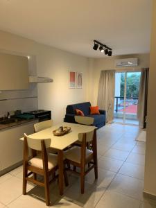 科连特斯Amaru - Departamento céntrico con cochera的客厅里有一张桌子和一张蓝色沙发